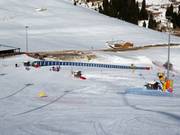 Uitzicht op de oefenhelling bij de overdekte transportband