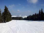 Brede en vlakke afdaling in het bovenste deel