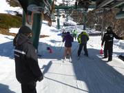 Hulp bij het instappen bij de stoeltjeslift