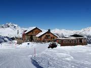 De Ascherhütte midden in het skigebied