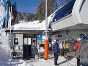 Het personeel is aanwezig bij de stoeltjeslift.