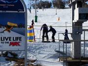 Bij de sleeplift wordt de beugel aangereikt.