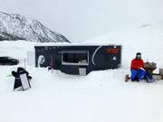 Kleine snackbar bij de transportband