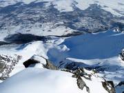 Uitzicht vanaf de Lomnický štít over het complete skigebied tot aan het dalstation