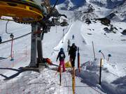 Het personeel is aanwezig bij het instappunt.