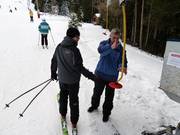 Het personeel helpt bij het instappen in de sleeplift.