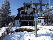 Bij het uitstappen bij de eenpersoonsstoeltjeslift wordt je al opgewacht.