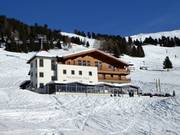 Hochzeiger Haus midden in het skigebied