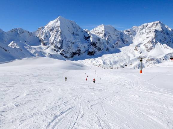 Het skigebied Sulden met (v.l.n.r.) de Königspitze 3.859 m, de Zebru 3. 740 m en de Ortler 3.905 m
