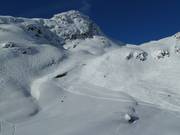 Diepe sneeuwhellingen in Stuben