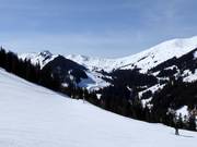 Uitzicht vanaf de Chuenisbärgli over Geils tot aan Hahnenmoos