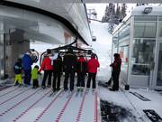 Het personeel is aanwezig bij het instappen.