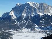 Uitzicht op het totale skigebied onder de Zugspitze