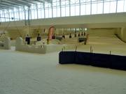 Vlak terrein bij de ingang van de skihal