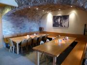 Grote tafels en gemetseld gewelf in de Käsker