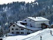 Berghotel Tgantieni ligt midden in het skigebied