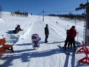 Het vriendelijke personeel staat bij de lift klaar.