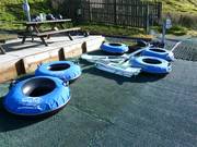 De tubingbanden wachten op de rodelaars