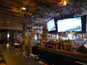 De bar in het Grand Summit Hotel