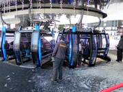 Het vriendelijke personeel is aanwezig bij de instap.