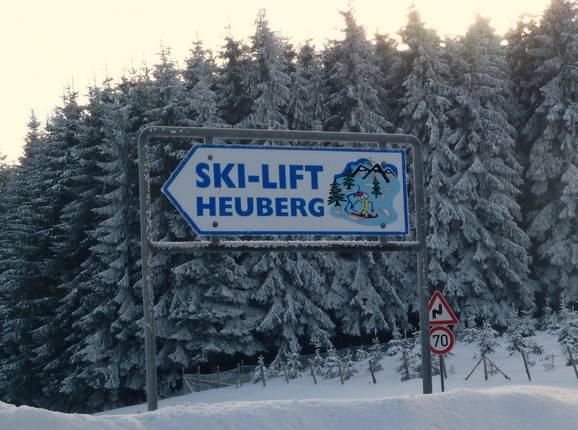 Wegwijzer naar de skilift Heuberg