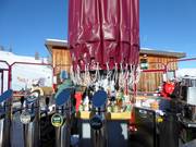 Schirmbar Gadein bij het bergstation van de gondelbaan