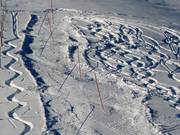 Aan de rechterkant is een slalom uitgezet.