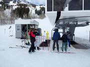 Bij alle stoeltjesliften is er personeel aanwezig.