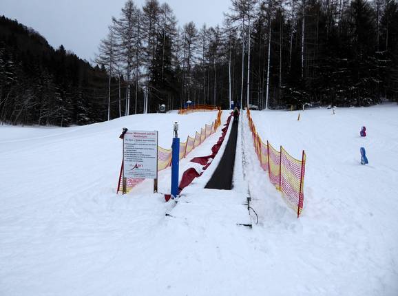 Als hulpmiddel voor de beklimming is er een transportband