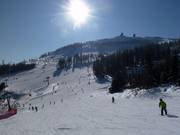 Pistes bij de stoeltjesliften en de gondelbaan