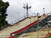 Zijaanzicht van de zwarte piste