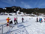 Oefenhelling van de plaatselijke skischool