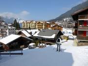 De pistes lopen dwars door Wengen