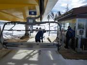 Bij de stoeltjeslift krijgen kinderen hulp bij het instappen.