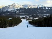 Brede piste met uitzicht op de Canadese Rocky Mountains