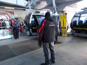 Het personeel is aanwezig bij de instap.