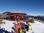 Sneeuwbar Gadein bij het bergstation van de gondel