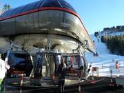 Het personeel staat klaar bij het instappen