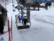 Bij sneeuwval worden de stoelen schoongeveegd.
