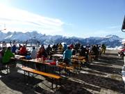 Zonneterras van het zelfbedieningsrestaurant Käsker