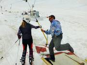 Bij het instappen helpt de liftmedewerker graag.