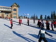 De kinderen zijn goed verzorgd bij de transportband.
