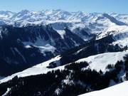 Uitzicht vanaf de Hahnenkamm tot aan de Resterhöhe en de Zweitausender