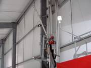 De sneeuwlansen staan langs de piste