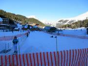 Oefenterrein met transportband bij het bergstation van de gondelbaan