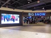 Zeer verzorgde entree van de skihal