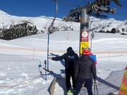 Bij de sleeplift wordt er geholpen bij het instappen.