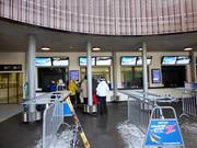 Verzorgde kassa bij het dalstation