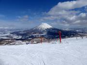 Het skigebied Niseko met uitzicht op de Yōtei-zan