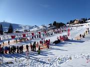 Slalomwedstrijd voor kinderen georganiseerd door skischool Herbst
